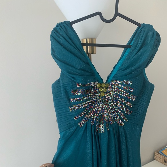 Doris Queen formal dress/gown. - Picture 2 of 3